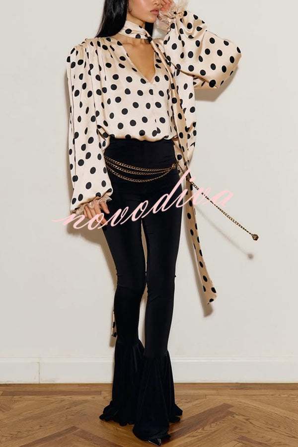 Blusa holgada Chrissa de satén con estampado de lunares, ribete de encaje, cuello con lazada y manga globo