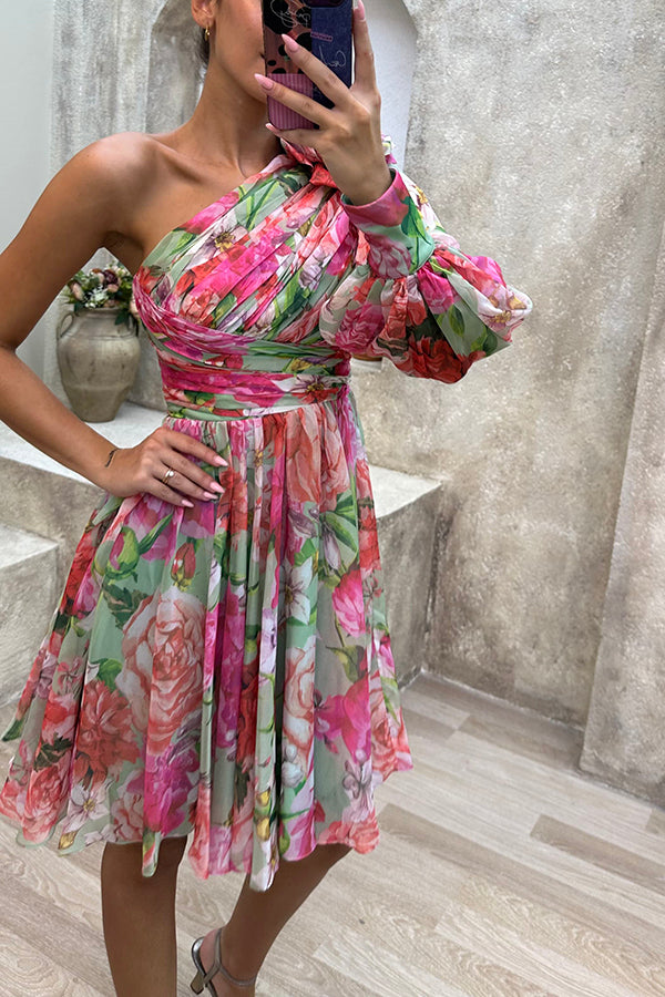 Minivestido con vuelo de estampado floral, plisado y manga de un solo hombro