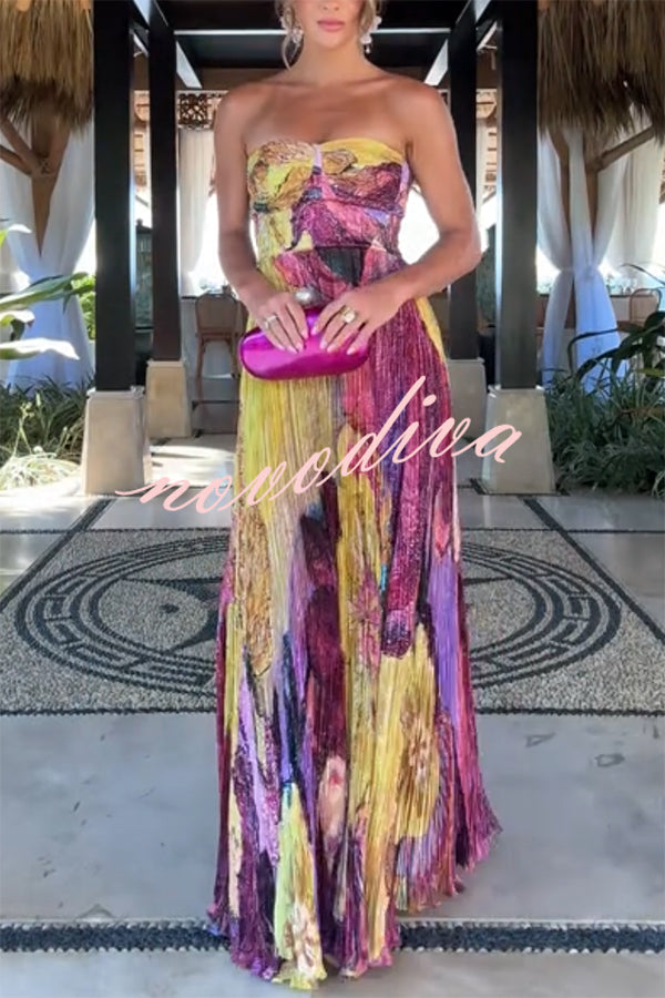 Vestido largo plisado con estampado floral vibrante y escote corazón