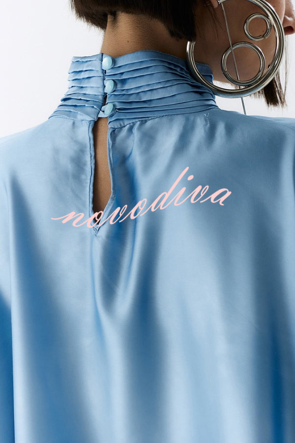 Minivestido holgado Luisa de satén con estampado floral, plisado, cuello alto y manga murciélago con aberturas