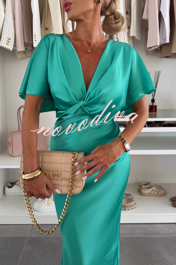 Vestido largo ajustado de satén liso con escote de pico y nudo cruzado