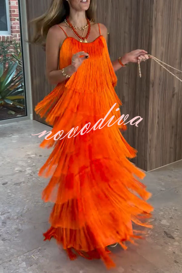 Vestido largo Dynamic Beauty con flecos superpuestos y lazada en la espalda