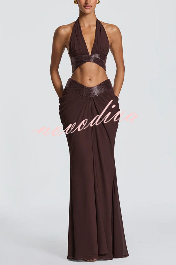 Conjunto Sophie de top halter corto de gasa con ribete adornado y falda larga con drapeado fruncido