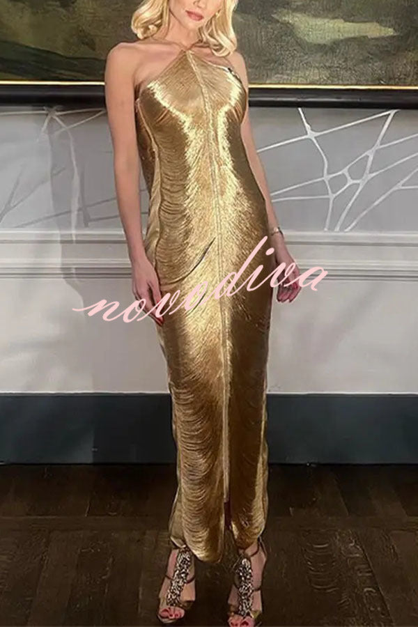 Vestido largo Sexy Toda la Noche metalizado con cuello halter, espalda descubierta, flecos y abertura