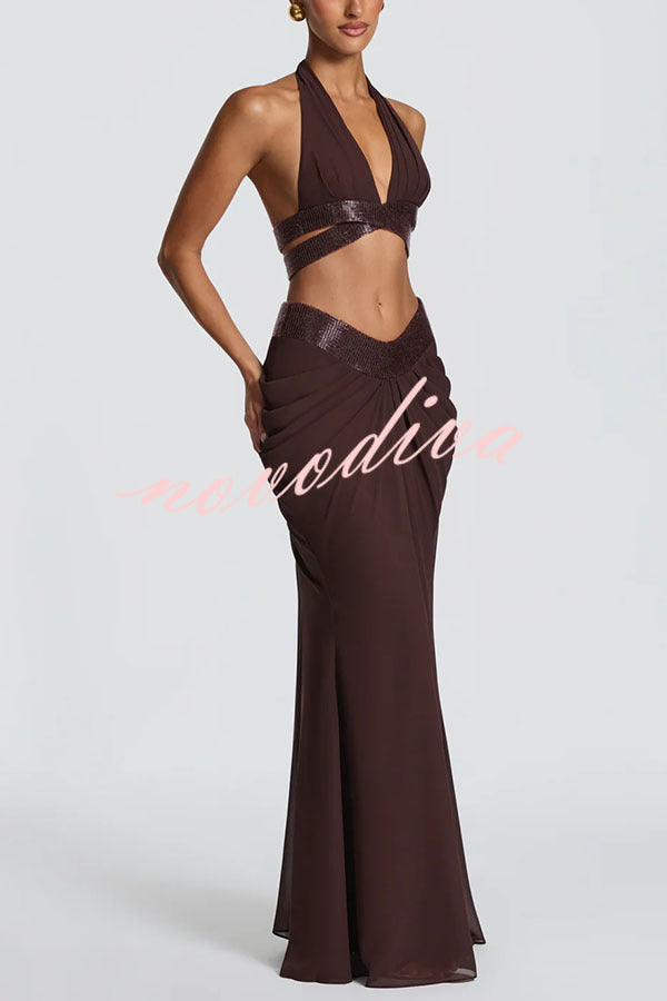 Conjunto Sophie de top halter corto de gasa con ribete adornado y falda larga con drapeado fruncido