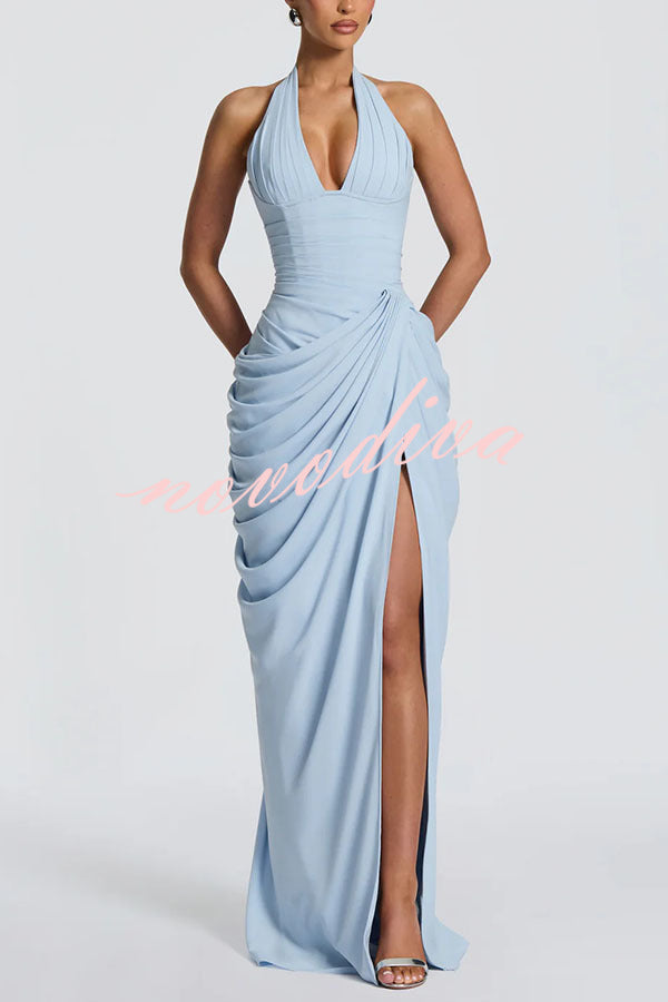 Vestido largo Minette con cuello halter, pliegues asimétricos, abertura y lazada en la espalda