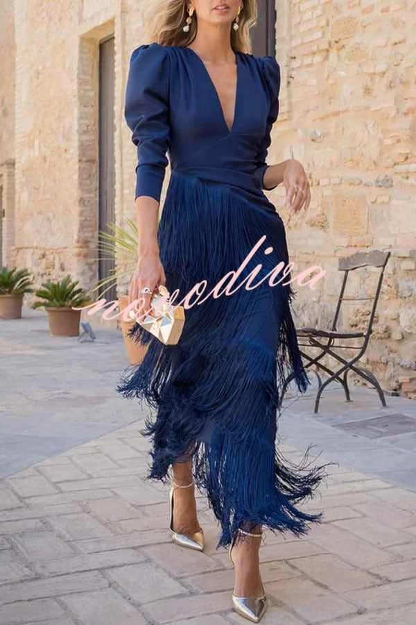 Vestido largo Elegant Night con escote en V, manga larga y bajo de flecos superpuestos