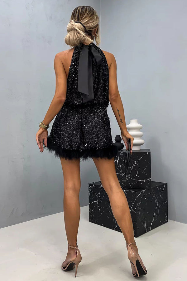 Minivestido babydoll Hora de Bailar de lentejuelas con cuello halter y ribete de plumas