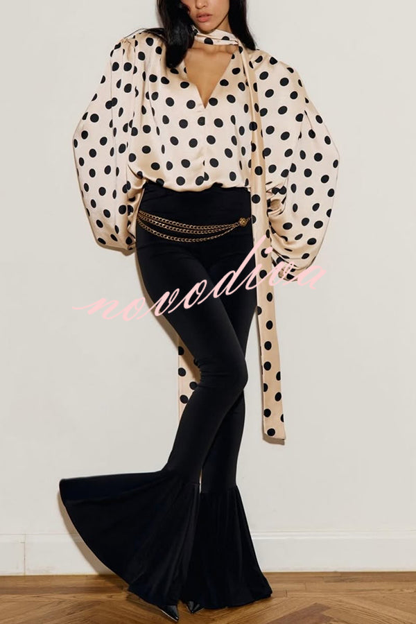 Blusa holgada Chrissa de satén con estampado de lunares, ribete de encaje, cuello con lazada y manga globo