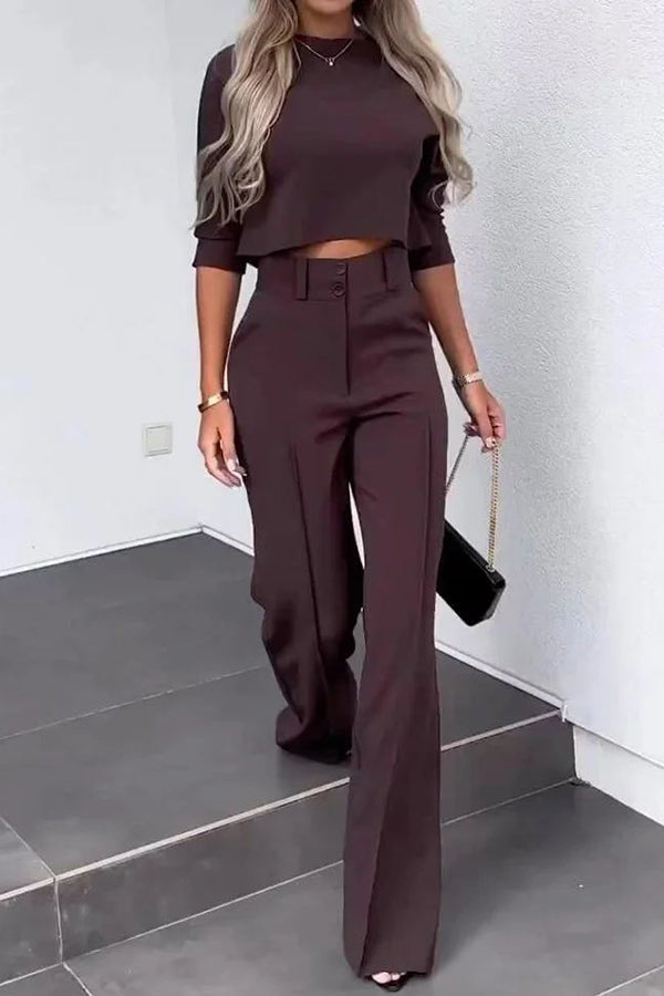 Conjunto Luisa de crop top de cuello alto y media manga y pantalón acampanado de talle alto con bolsillos