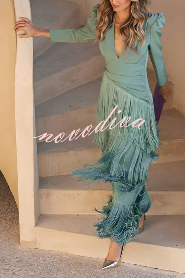 Vestido largo Elegant Night con escote en V, manga larga y bajo de flecos superpuestos