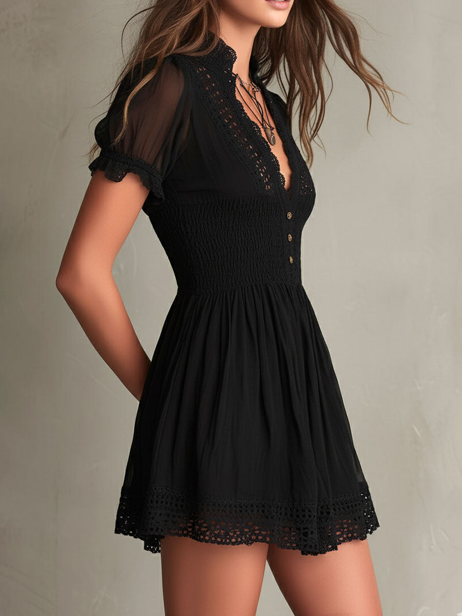 Classic Muse: vestido mini negro fruncido con ribete de encaje