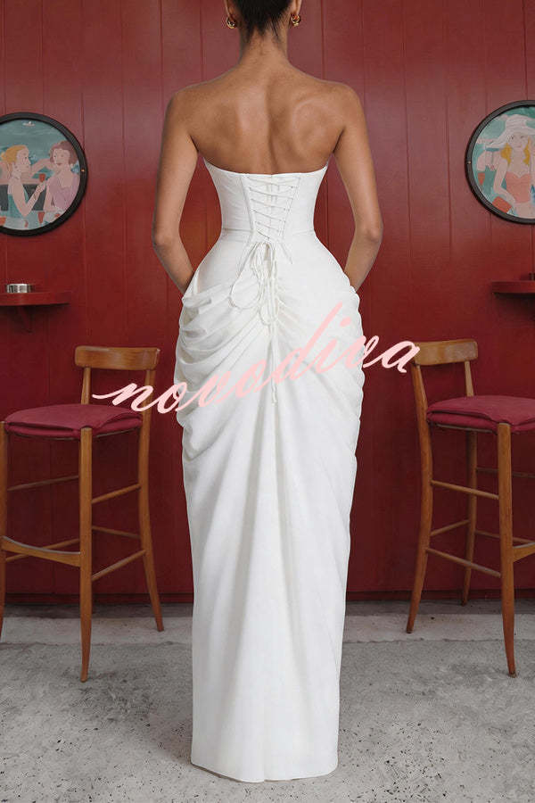 Vestido largo Cyra palabra de honor con plisado asimétrico, abertura y lazada en la espalda