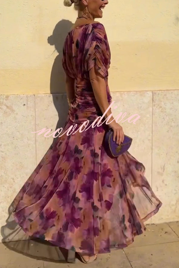 Vestido largo vacacional de malla con estampado único, escote en V y cintura marcada