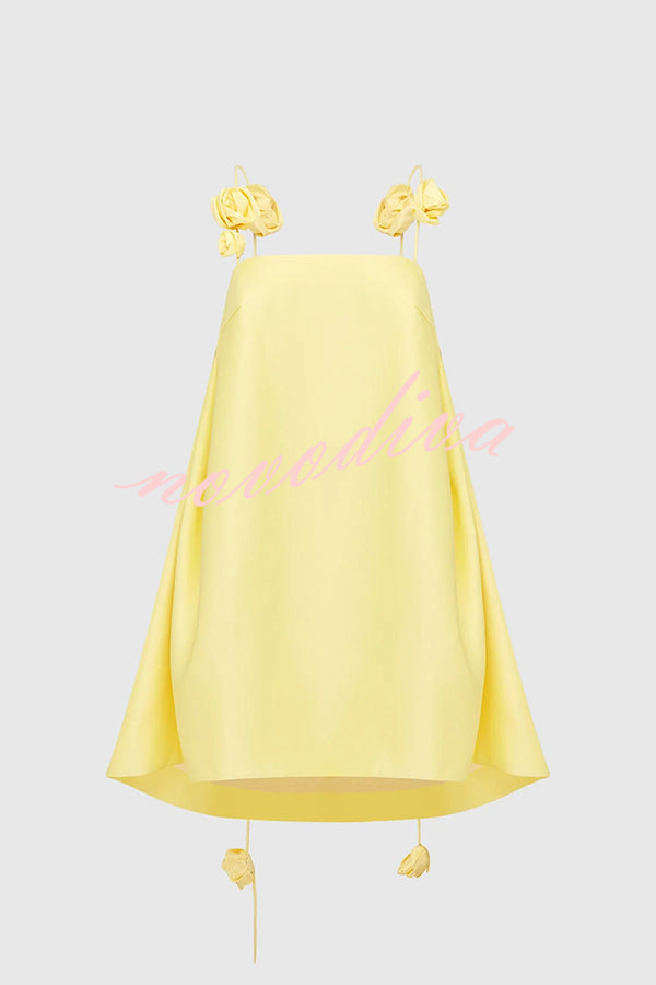 Minivestido evasé Silueta Juguetona y Favorecedora con rosa 3D y tirantes drapeados