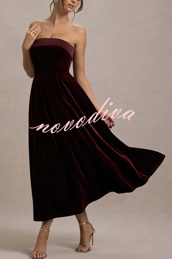 Vestido midi plisado Center of Attention de terciopelo con escote bandeau de satén