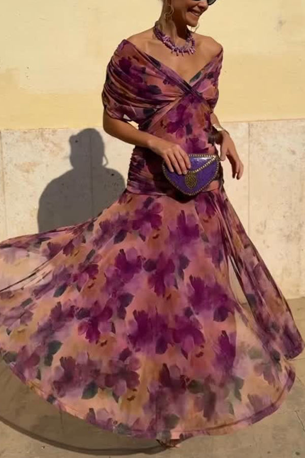 Vestido largo vacacional de malla con estampado único, escote en V y cintura marcada