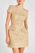 Minivestido Estándar Dorado de tweed con botones de perla, manga corta y bolsillos