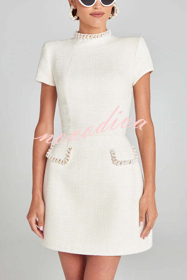 Minivestido Exquisite and Playful de tweed con ribete de perlas, manga corta y bolsillos