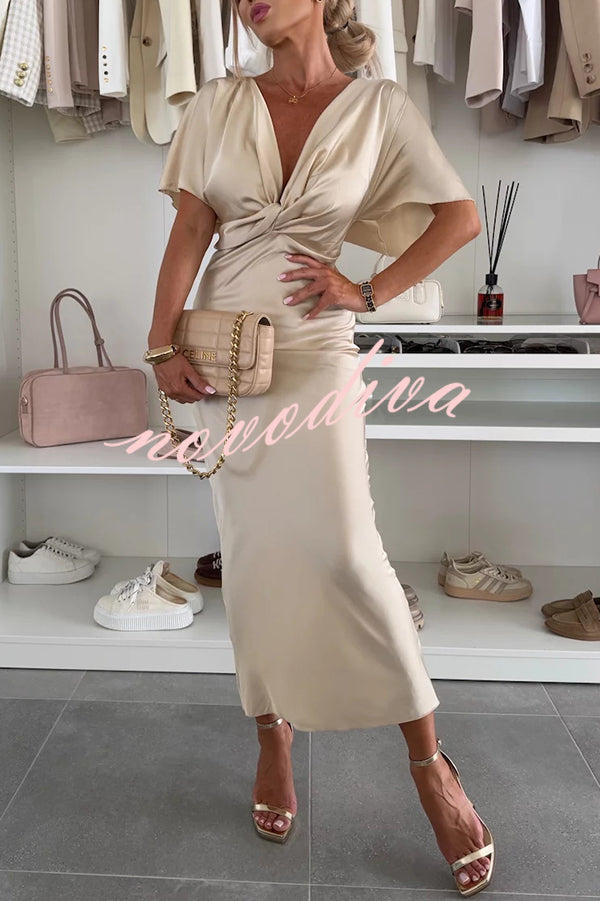 Vestido largo ajustado de satén liso con escote de pico y nudo cruzado