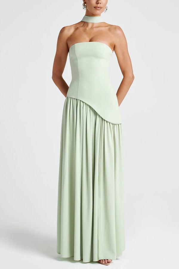 Vestido largo elegante de gasa con hombros descubiertos, bajo plisado, pañuelo y abertura