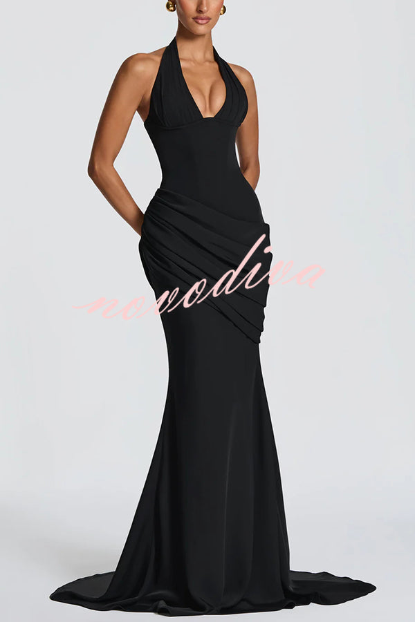 Vestido largo Nehemia con cuello halter, escote de pico, lazada en la espalda y paneles drapeados plisados asimétricos