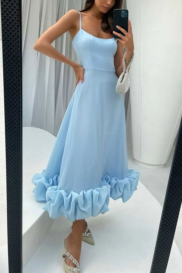 Vestido midi de fiesta Chica de Medianoche tipo bustier con volantes, ideal para banquetes