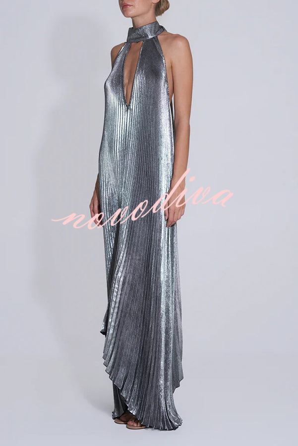 Vestido largo Celebration Party de tejido metalizado plisado con cuello halter, escote en V profundo y corte en A
