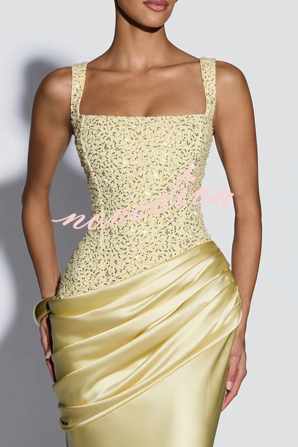 Vestido largo Alexandria de lentejuelas con escote cuadrado, lazada en la espalda y capa drapeada de satén con cuello caído