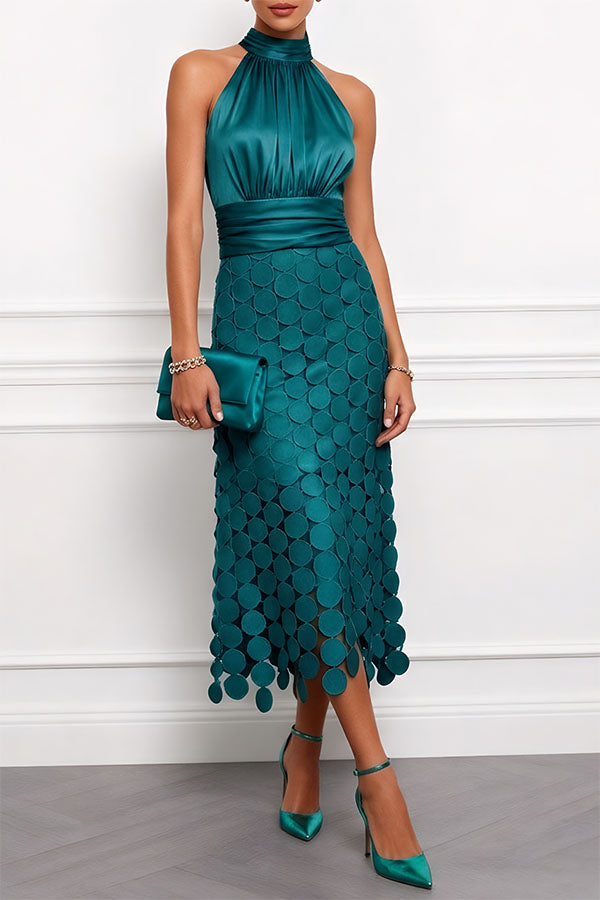 Vestido midi Janice de satén fruncido con cuello halter, sin mangas y bajo bordado de lunares