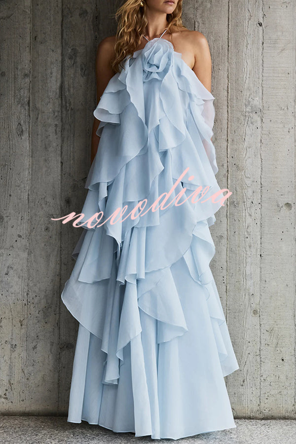 Vestido largo halter vaporoso con detalle de rosa, volantes escalonados y corte en A