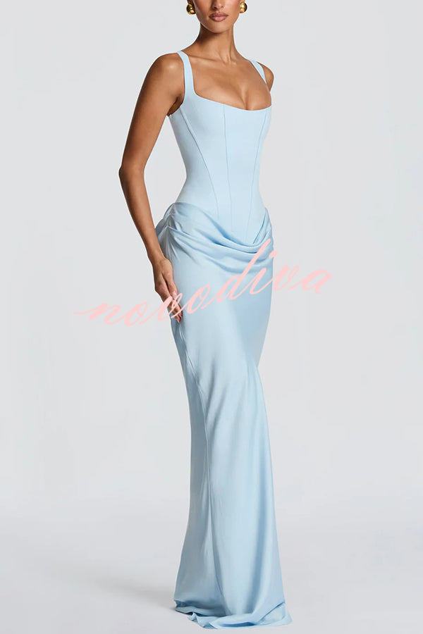 Vestido largo Larrah con escote cuadrado, lazada en la espalda y bajo drapeado de satén