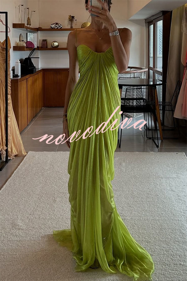 Vestido largo Victoria de tejido plisado brillante y fluido con lazada en la espalda y drapeado