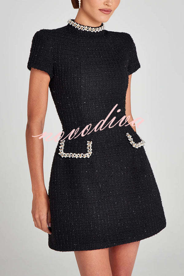 Minivestido Exquisite and Playful de tweed con ribete de perlas, manga corta y bolsillos