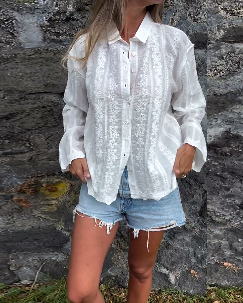 Amery – Blusa Romántica Bordada con Botones
