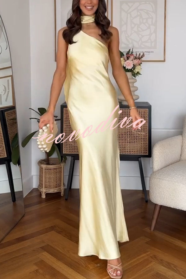 Vestido largo Flowing Elegance de satén asimétrico con pañuelo