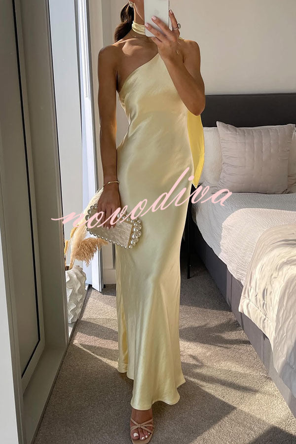 Vestido largo Flowing Elegance de satén asimétrico con pañuelo