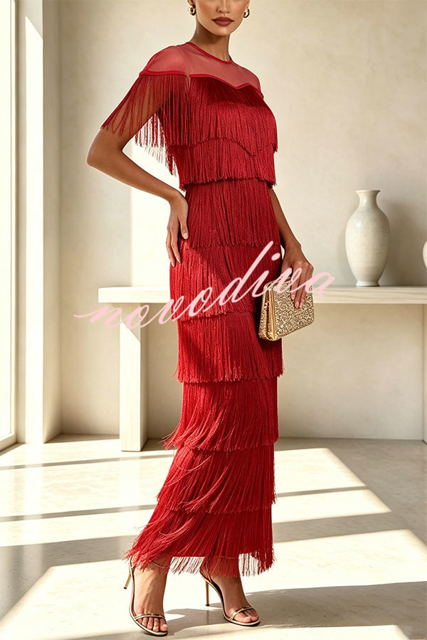 Vestido midi Elowyn de malla con flecos escalonados de patchwork, cuello redondo y manga capa