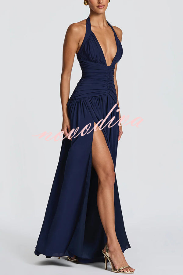 Vestido largo Amaris con cuello halter anudado, escote en V, fruncido, lazada en la espalda, abertura y caída drapeada