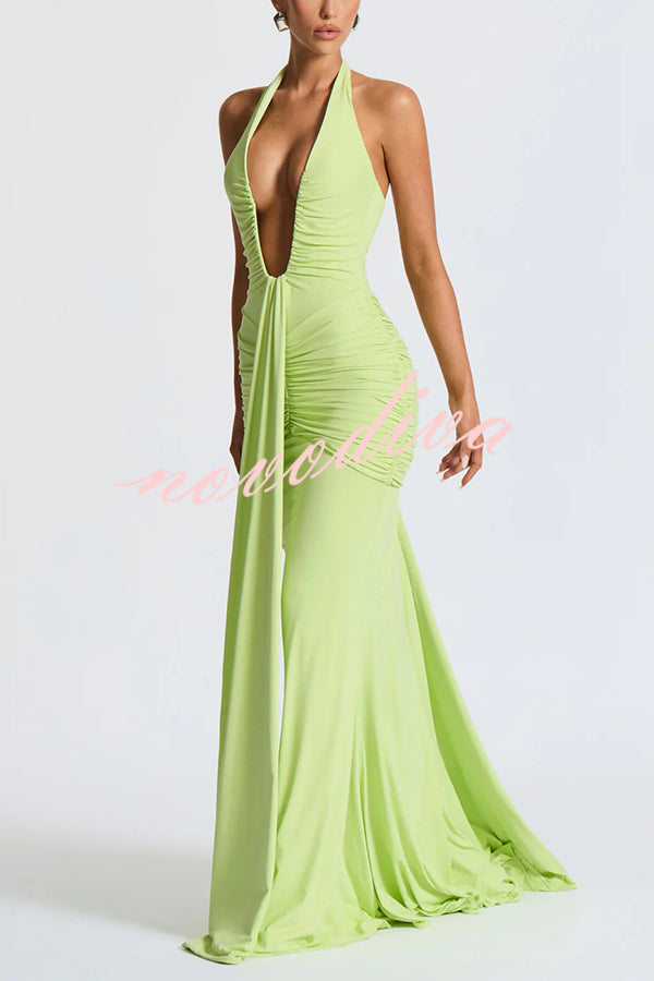 Vestido largo elegante de color liso con cuello halter, escote en V, espalda abierta y fruncido anudado