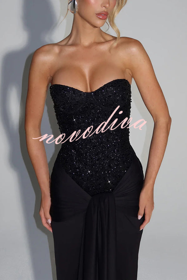Vestido largo Carina de lentejuelas y punto satinado con hombros descubiertos, fruncido, nudo y caída drapeada