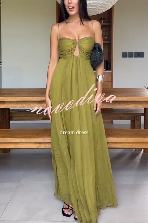 Vestido largo lencero evasé con espalda fruncida y detalle calado metálico, suave y elegante