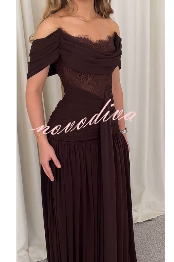 Vestido largo de gala Maguire de gasa fruncida drapeado con patchwork de encaje floral y hombros descubiertos