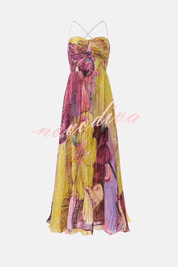 Vestido largo plisado con estampado floral vibrante y escote corazón