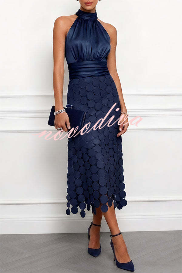 Vestido midi Janice de satén fruncido con cuello halter, sin mangas y bajo bordado de lunares