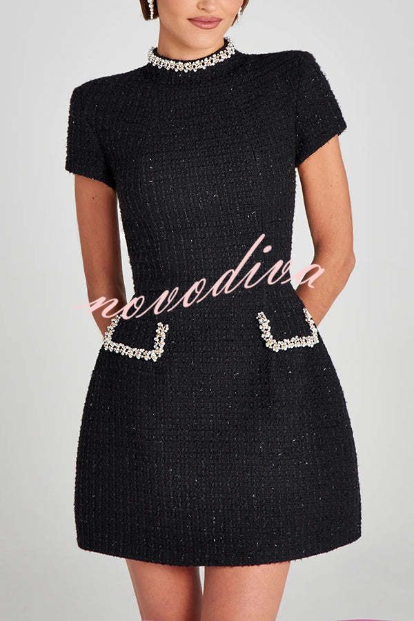 Minivestido Exquisite and Playful de tweed con ribete de perlas, manga corta y bolsillos