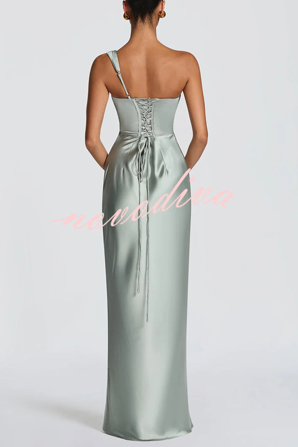 Vestido largo Thalassa de satén de un solo hombro con escote redondo, corte al bies y plisado