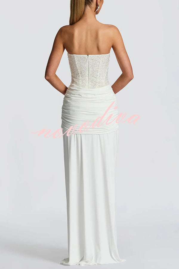 Vestido largo Carina de lentejuelas y punto satinado con hombros descubiertos, fruncido, nudo y caída drapeada