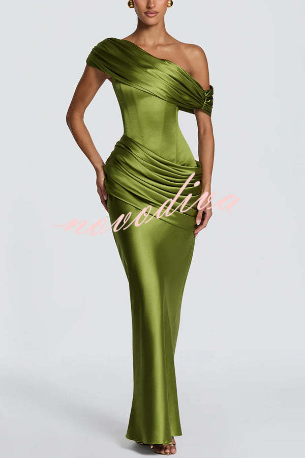 Vestido largo Ella de satén con hombro descubierto asimétrico desmontable, panel drapeado y lazada en la espalda