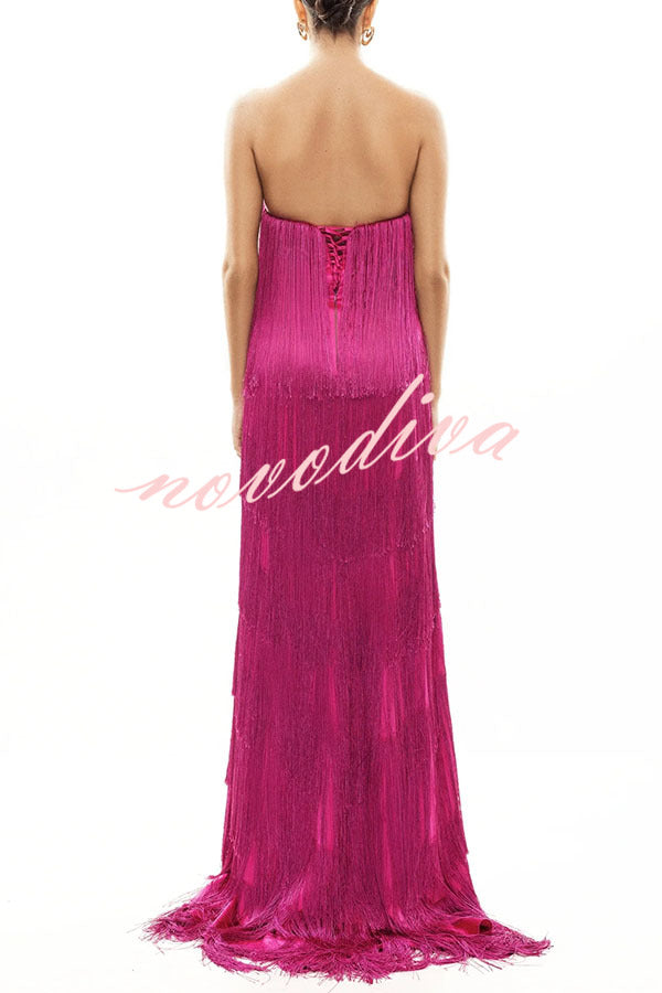 Vestido largo Reina de la Fiesta con flecos en capas, hombros descubiertos y lazada en la espalda